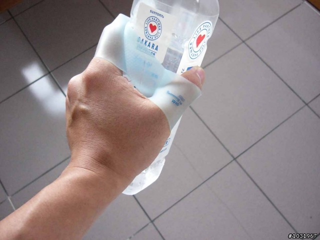 [分享] 可愛蛙蹼~水中尬速度就靠這東東.....