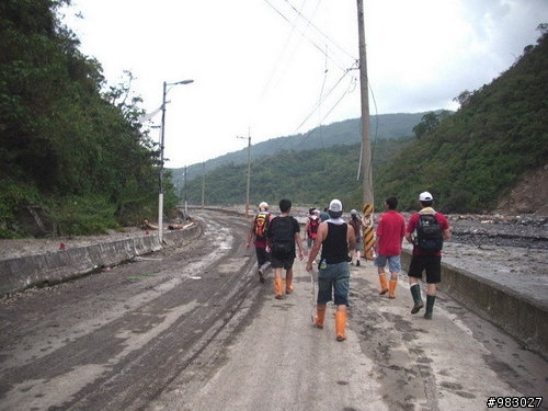 【分享】深入災區第一手資訊:八月十三日，徒步走古道送物資到義林村、來義村，災情慘重