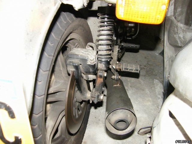 兩台不知名的老車? (有圖)