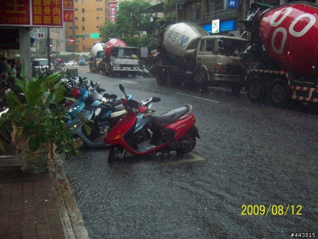 台北市午後大雨~連中正紀念堂附近~也淪陷!!!