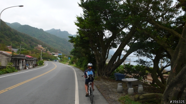 [遊記] 區間火車+單車+搭船的複合路線 烏石港賞鯨+草嶺隧道+東北角海岸一日遊