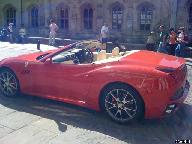 學校附近看到ferrari california