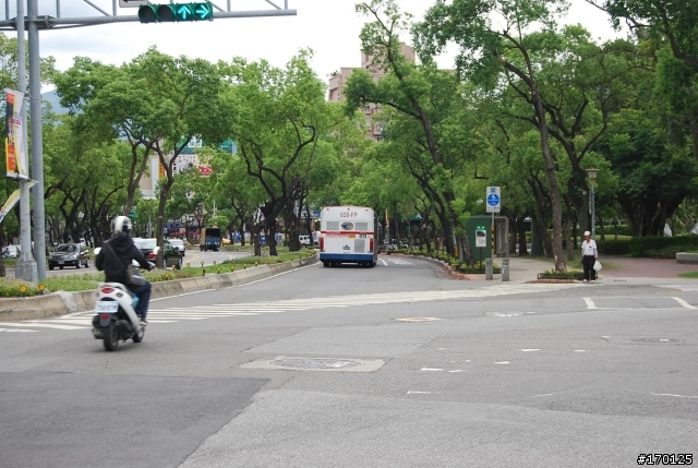 請問北市中山北路到底是啥腦殘設計? (有圖有真相)
