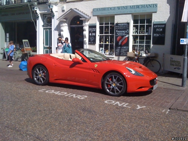 學校附近看到ferrari california