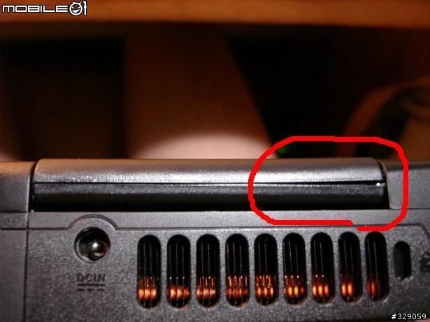我的華碩Asus A6  螢幕內蓋下方轉軸處 也裂了