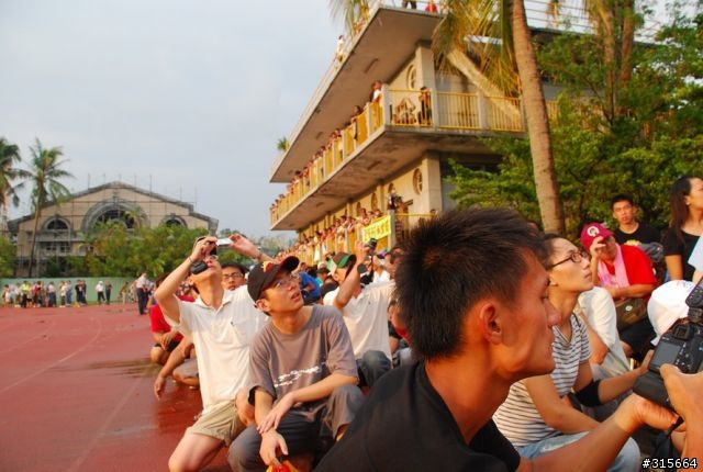 英勇的救難人員（旗山國中現場）.....