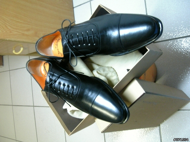 自己買的第一雙皮鞋...santoni，不知道有沒有人聽過...