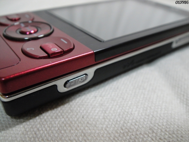 『金屬 誘紅 』Sony Ericsson W705/R 熱情登場