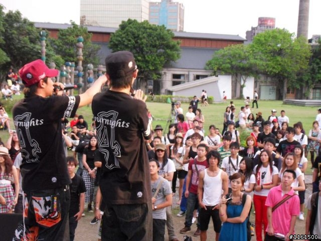 跟著辣妹一起跳起來