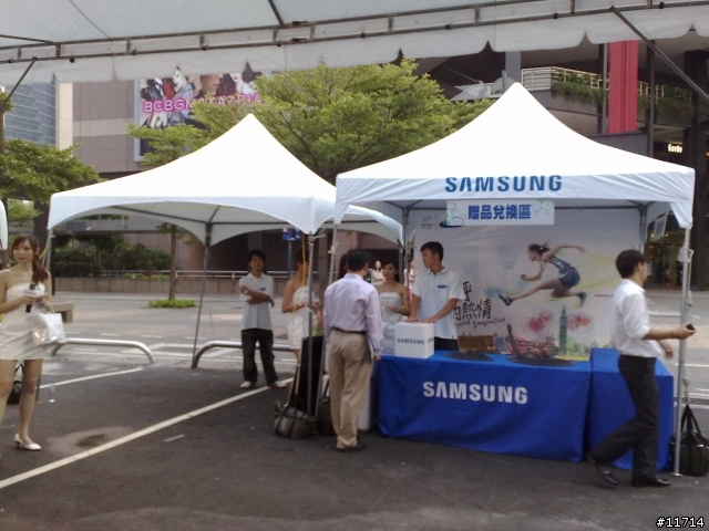 SAMSUNG的產品體驗車有I8000可以試用喔~~