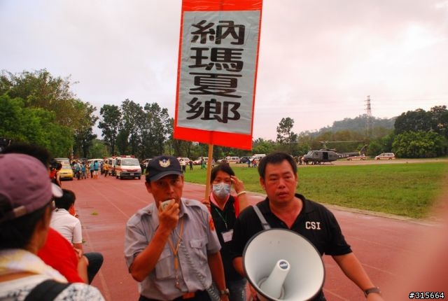 英勇的救難人員（旗山國中現場）.....