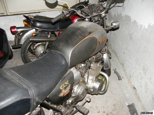 兩台不知名的老車? (有圖)