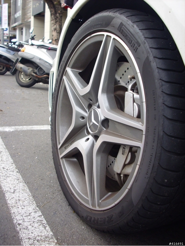 高雄街拍-再次遇見Mercedes-Benz C63 ///AMG 但這次是白色的喔