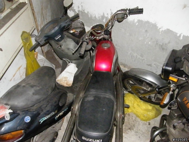 兩台不知名的老車? (有圖)