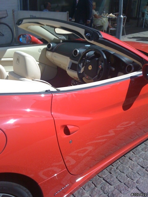 學校附近看到ferrari california