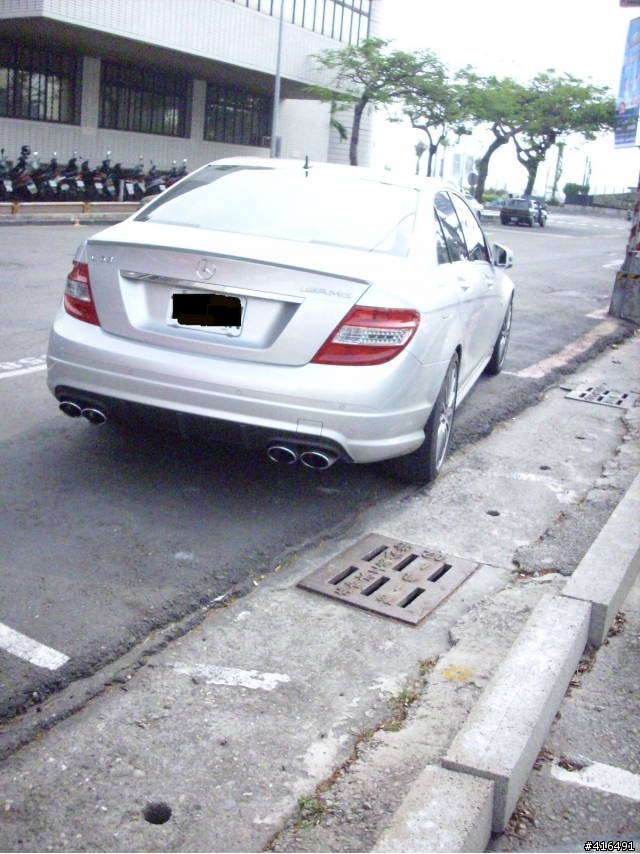 高雄街拍-又拍到了鋼圈不同樣式的 Mercedes-Benz C63 ///AMG