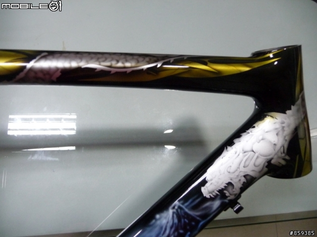【分享】獨一無二殺很大的Carbon手工彩繪車架-失心瘋的敗家組車1F更新