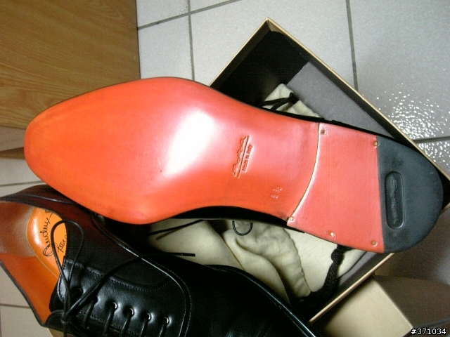 自己買的第一雙皮鞋...santoni，不知道有沒有人聽過...