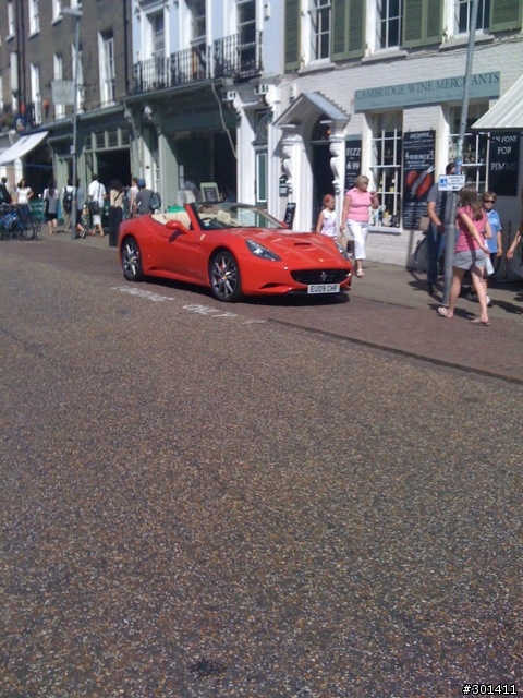 學校附近看到ferrari california