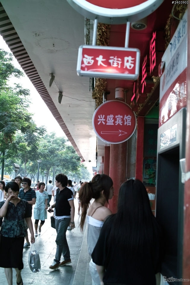 今天阳光不错～DP2 西安鼓楼西大街抓拍几张，各位指点！