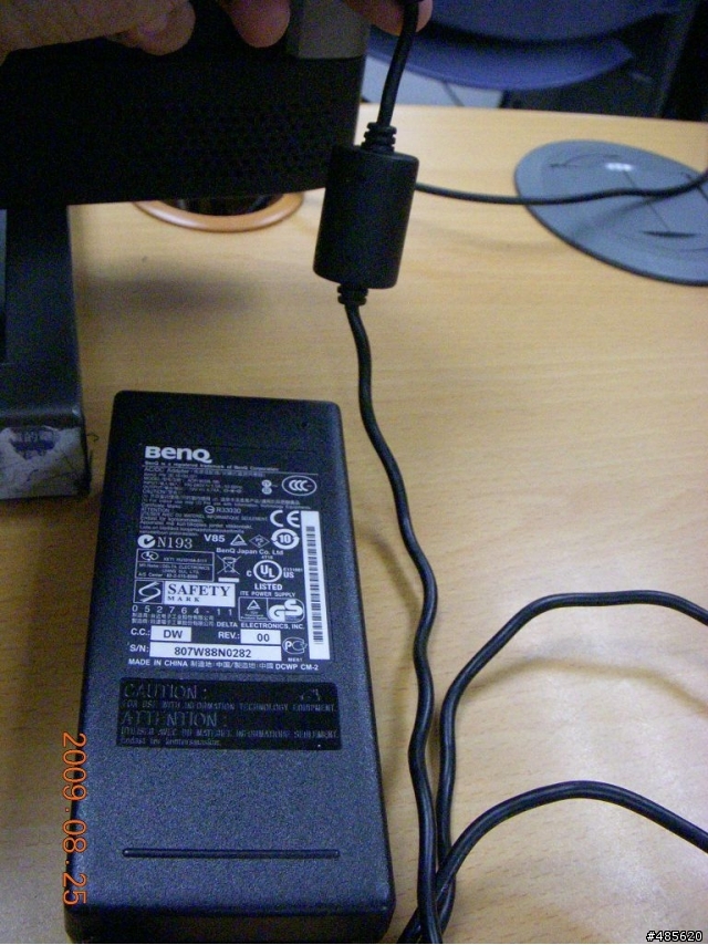 BENQ R45 使用半年 變壓器電源線 這樣是正常的嗎???