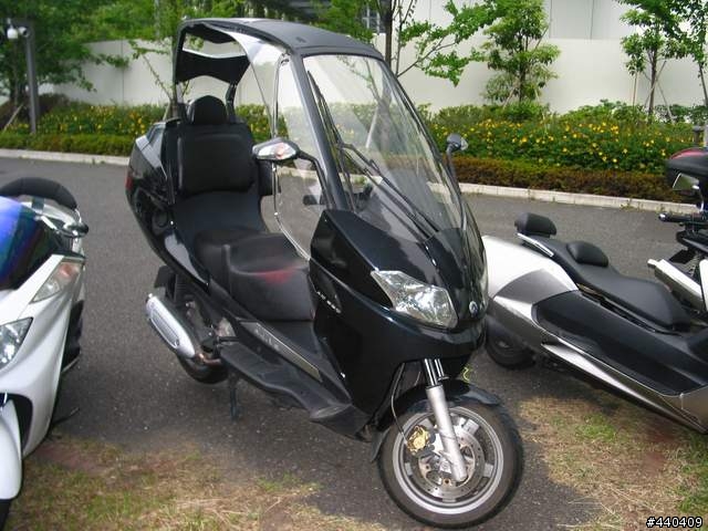 有罩子的機車