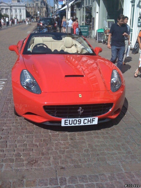 學校附近看到ferrari california