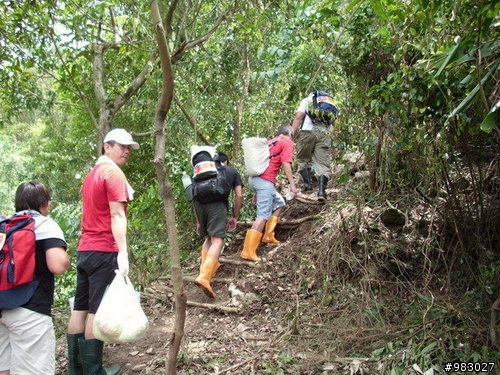 【分享】深入災區第一手資訊:八月十三日，徒步走古道送物資到義林村、來義村，災情慘重