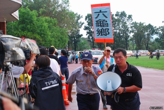 英勇的救難人員（旗山國中現場）.....