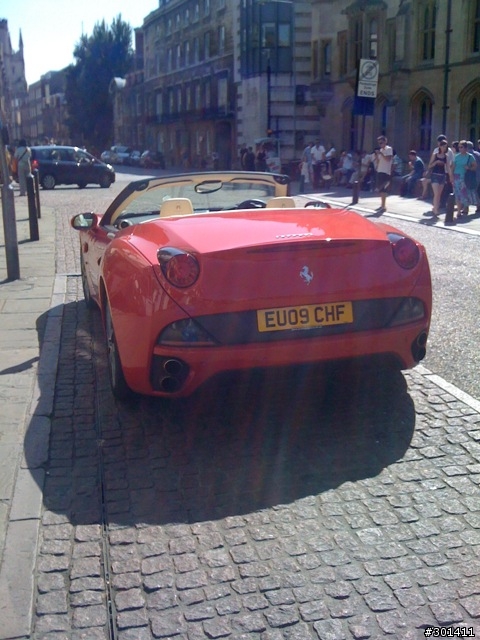 學校附近看到ferrari california