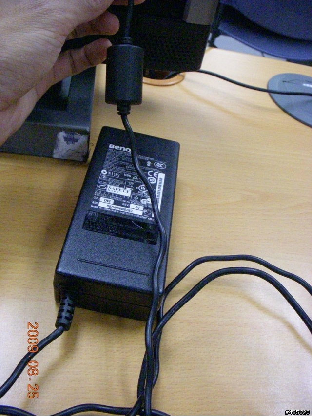BENQ R45 使用半年 變壓器電源線 這樣是正常的嗎???