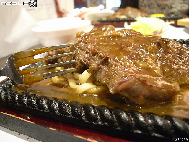 踢到鐵板 炭烤平價牛排飲食館