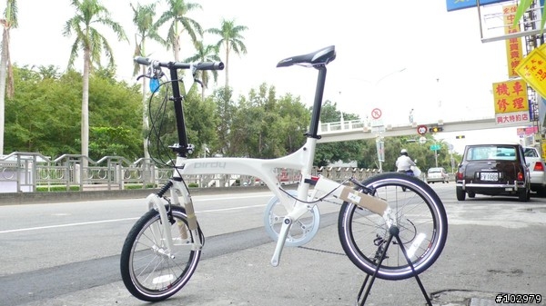 請教一下有鳥車的大大們，原廠的座管方向問題