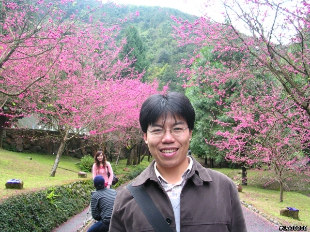 煩請各位修圖魔人幫我朋友修掉背後的人~~感恩