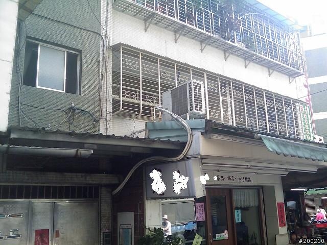 一樓鄰居的冷氣室室外機就裝在我家陽台面前