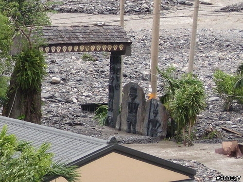 【分享】深入災區第一手資訊:八月十三日，徒步走古道送物資到義林村、來義村，災情慘重