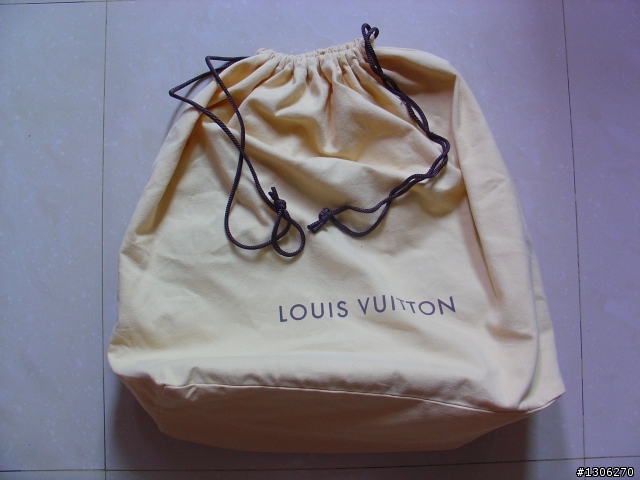人生第一個名牌包~LV
