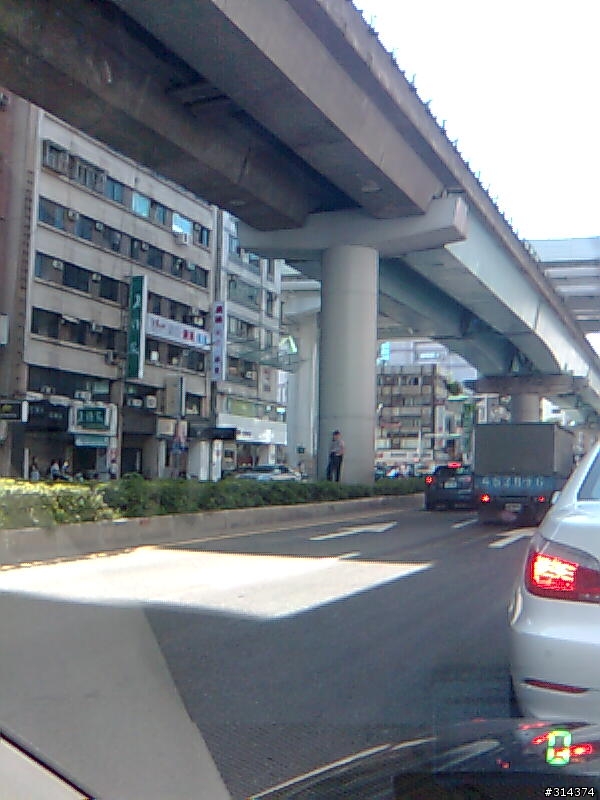 市民大道復興南路口，騎開車請小心