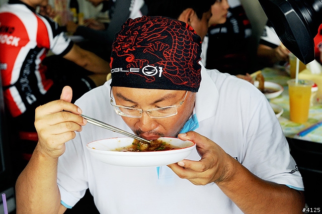 《一路南北騎 - 第十二集》 關廟最在地的小吃 - 肉粿