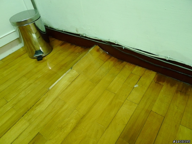＊HELP~~木地板隆起變成小山丘了！>