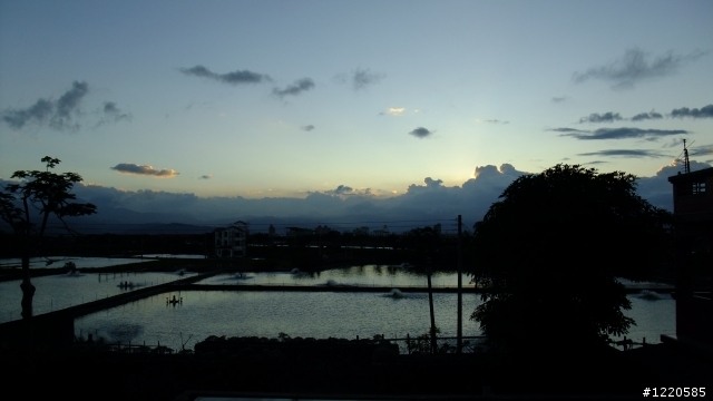可以請高手幫我看我用F200拍的夕陽鄉村照嗎?謝謝...