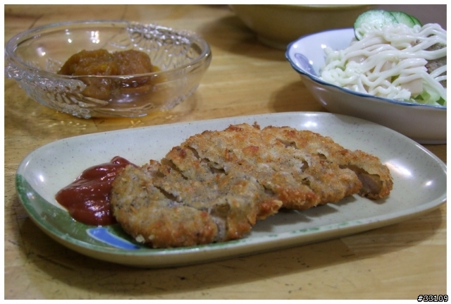 還算平價的炸豬排套餐 雖然不是很道地的日式風味 但是和式的感受卻是有的 若是想要吃飽又想要吃較多樣化的簡式套餐(又稱簡餐) 可以來這家店試試 有許多菜單還沒有試過 有點像尋寶 刺激中帶點愉悅 歡迎光臨