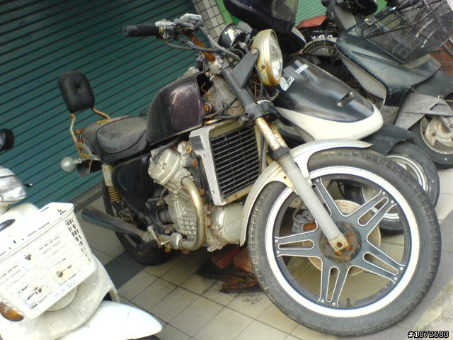 路邊看見一輛 年代久遠的HONDA嘻皮車