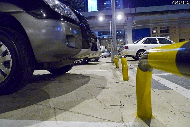 (更新9/1又有人撞上)光華商場停車請小心愛車殺手