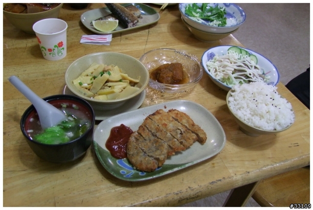 還算平價的炸豬排套餐 雖然不是很道地的日式風味 但是和式的感受卻是有的 若是想要吃飽又想要吃較多樣化的簡式套餐(又稱簡餐) 可以來這家店試試 有許多菜單還沒有試過 有點像尋寶 刺激中帶點愉悅 歡迎光臨