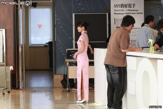 [分享]文化大學內的華岡親善團小美眉 [已補圖]