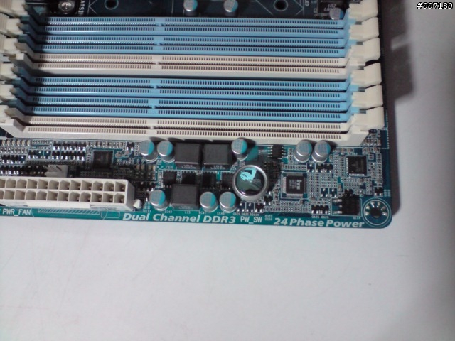 因為笨為P55-UD6多買了兩條DDR3 2G =.="