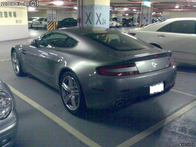 昨天逛街看到的極品.......V8 Vantage,