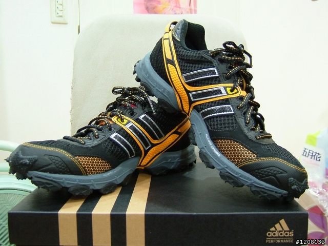分享：adizero XT 專業越野跑鞋