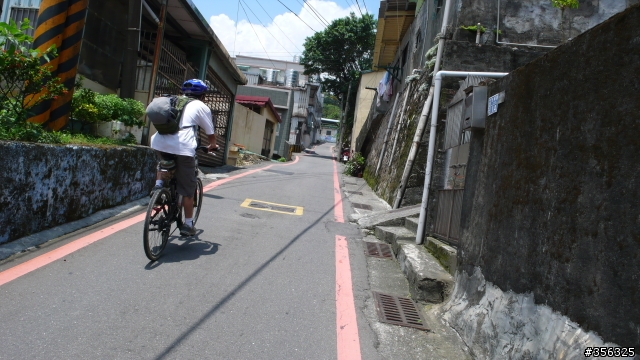[遊記] 單車基隆東西岸經典行-觀看麗星郵輪進港+基隆燈塔.....